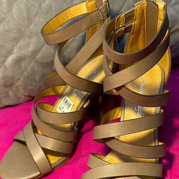 American Eagle By Payless Shoes - Gorgeous Strappy Heeled Sandals in Light Tan NWT